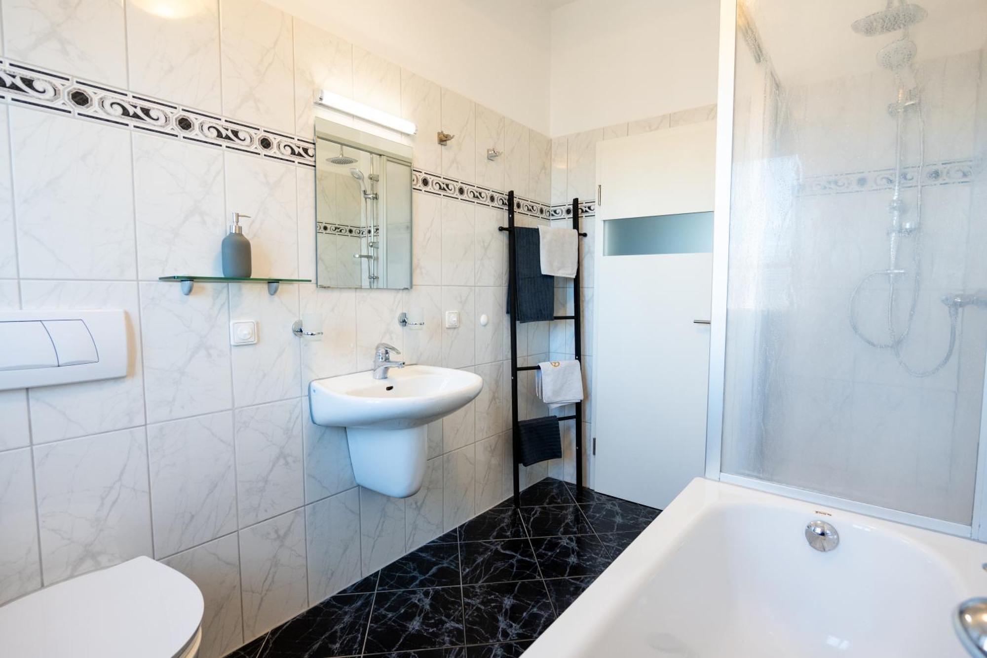 Doppelhaus- Villa Leipzig Schleussig , Moderner Altbau Apartment Dachetage Mit 2 Schlafzimmern Und Separatem Zusatzzimmer , Parkplatz - Balkon - Kamin - Eicheparkett - Arbeitsplatz Экстерьер фото