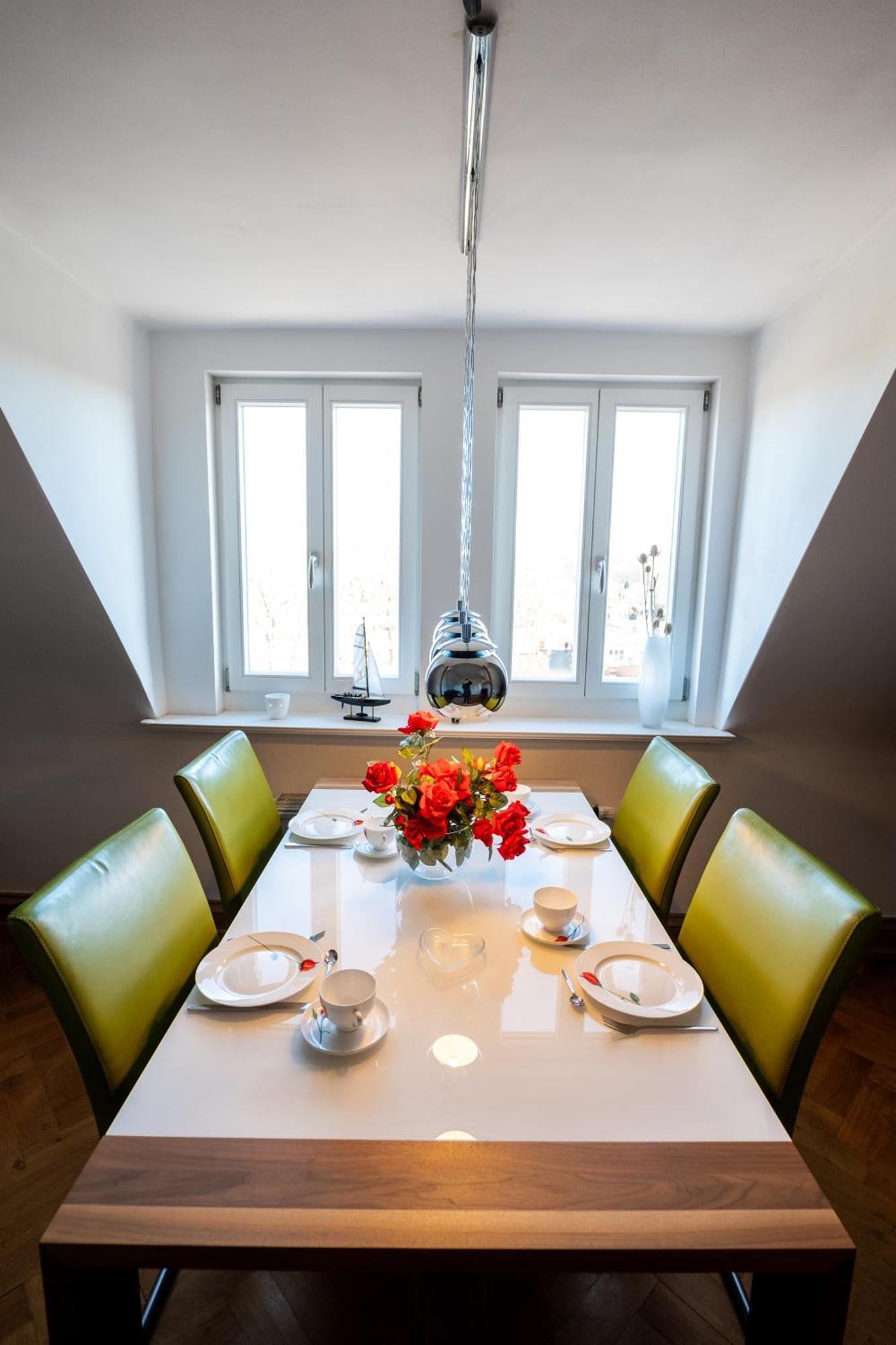 Doppelhaus- Villa Leipzig Schleussig , Moderner Altbau Apartment Dachetage Mit 2 Schlafzimmern Und Separatem Zusatzzimmer , Parkplatz - Balkon - Kamin - Eicheparkett - Arbeitsplatz Экстерьер фото