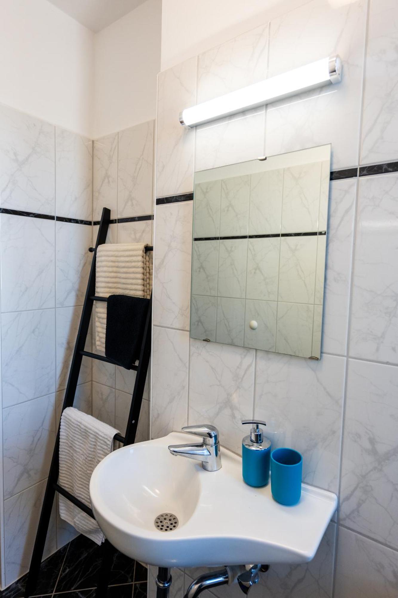 Doppelhaus- Villa Leipzig Schleussig , Moderner Altbau Apartment Dachetage Mit 2 Schlafzimmern Und Separatem Zusatzzimmer , Parkplatz - Balkon - Kamin - Eicheparkett - Arbeitsplatz Экстерьер фото