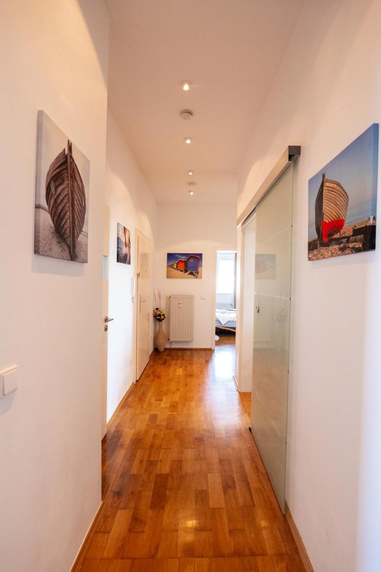 Doppelhaus- Villa Leipzig Schleussig , Moderner Altbau Apartment Dachetage Mit 2 Schlafzimmern Und Separatem Zusatzzimmer , Parkplatz - Balkon - Kamin - Eicheparkett - Arbeitsplatz Экстерьер фото