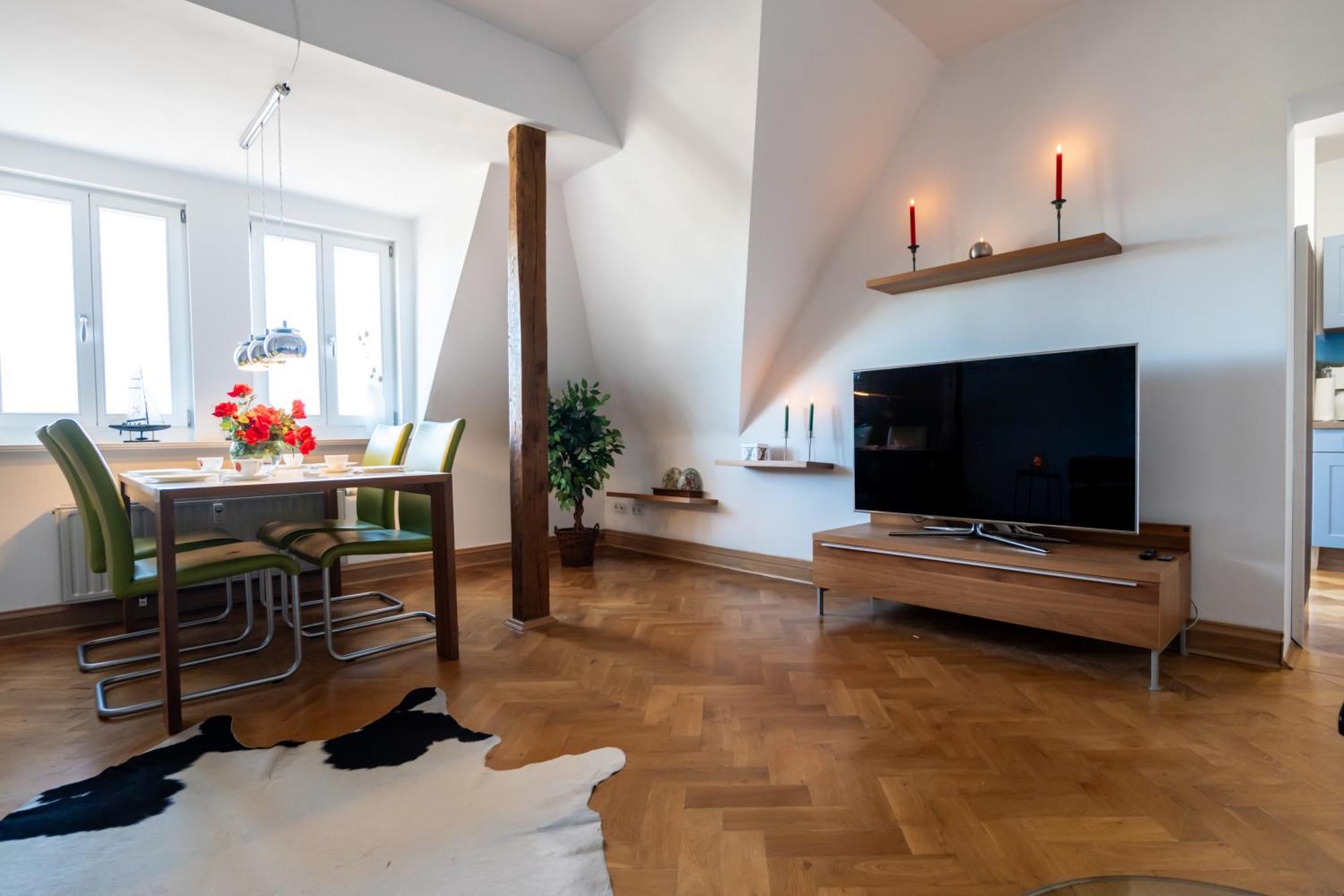 Doppelhaus- Villa Leipzig Schleussig , Moderner Altbau Apartment Dachetage Mit 2 Schlafzimmern Und Separatem Zusatzzimmer , Parkplatz - Balkon - Kamin - Eicheparkett - Arbeitsplatz Экстерьер фото