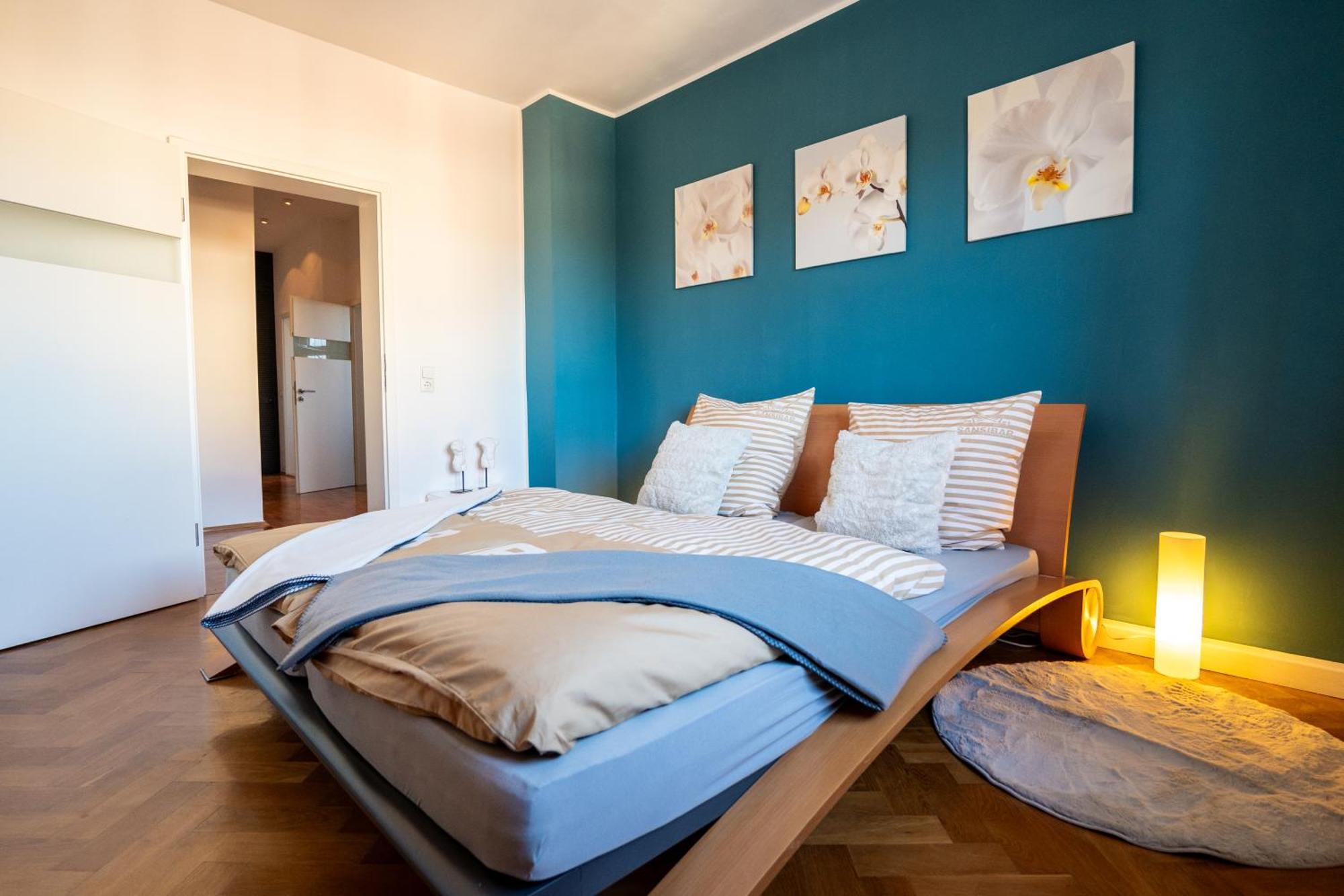 Doppelhaus- Villa Leipzig Schleussig , Moderner Altbau Apartment Dachetage Mit 2 Schlafzimmern Und Separatem Zusatzzimmer , Parkplatz - Balkon - Kamin - Eicheparkett - Arbeitsplatz Экстерьер фото