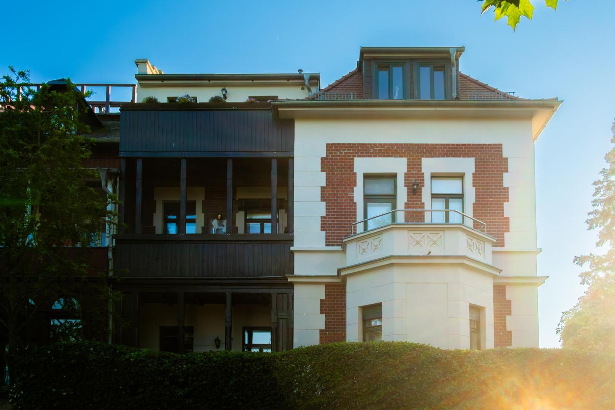 Doppelhaus- Villa Leipzig Schleussig , Moderner Altbau Apartment Dachetage Mit 2 Schlafzimmern Und Separatem Zusatzzimmer , Parkplatz - Balkon - Kamin - Eicheparkett - Arbeitsplatz Экстерьер фото
